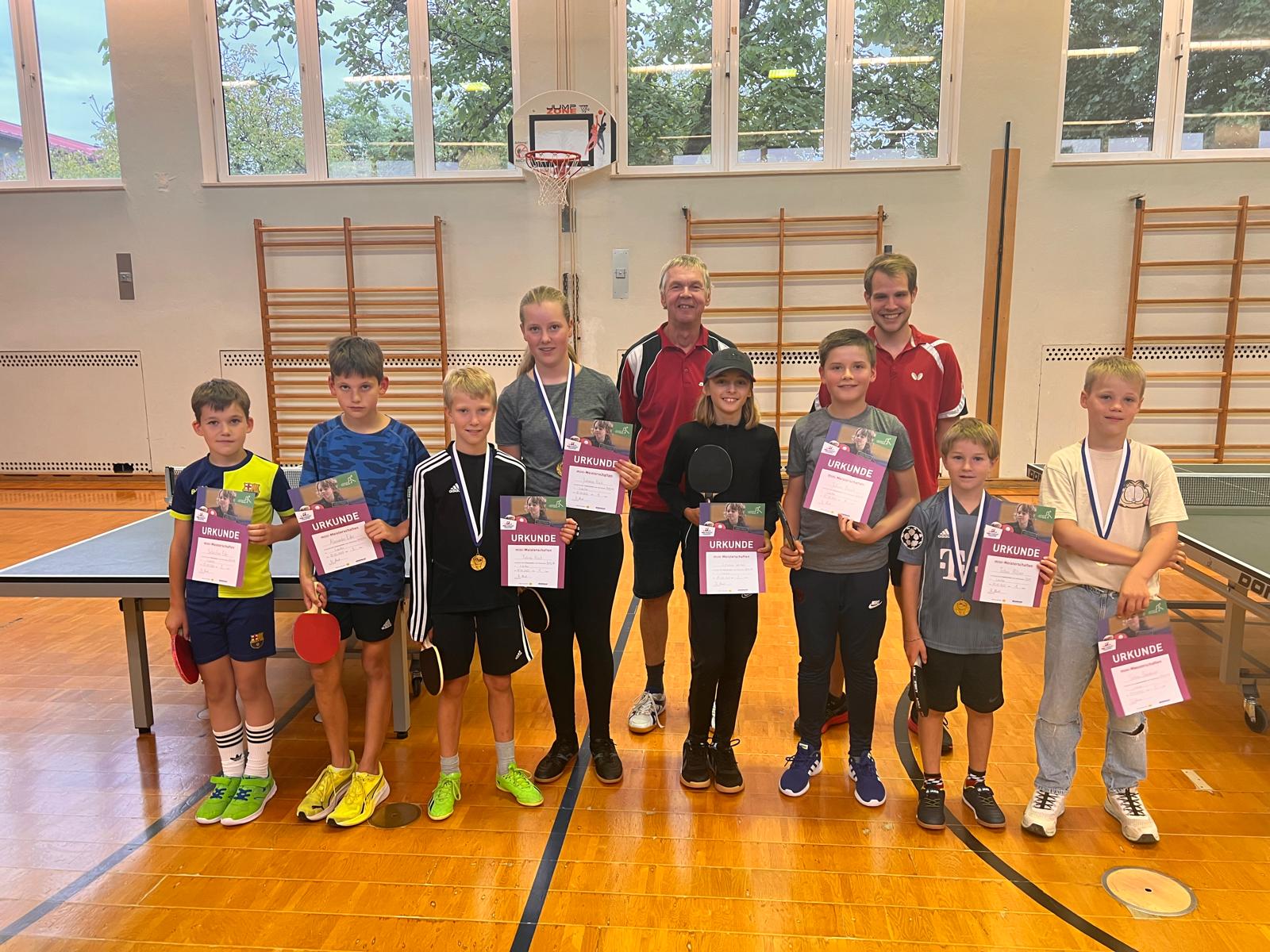 Die Teilnehmer der Laufener Tischtennis-Mini-Meisterschaften 2025 mit Tischtennisabteilungsleiter Wolfgang Dömel und Übungsleiter Felix Karg nach der Siegerehrung